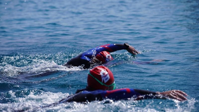 Otizmli sporcu Sakız Adası'ndan Çeşme'ye yüzdü